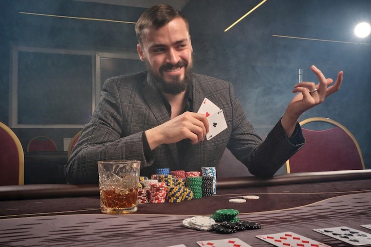 Pengguna membaca tips akun lewat ponsel